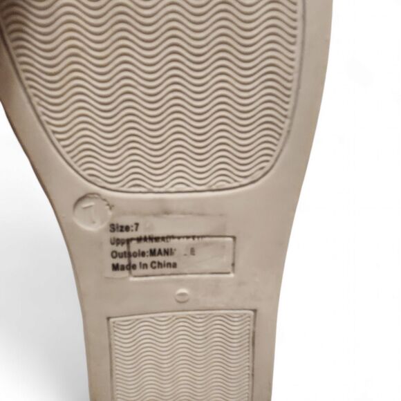 Olivia Miller Pom Pom Shoe, Woman's size 7, Black & White Slip-on, Pre-owned - Picture 9 of 10